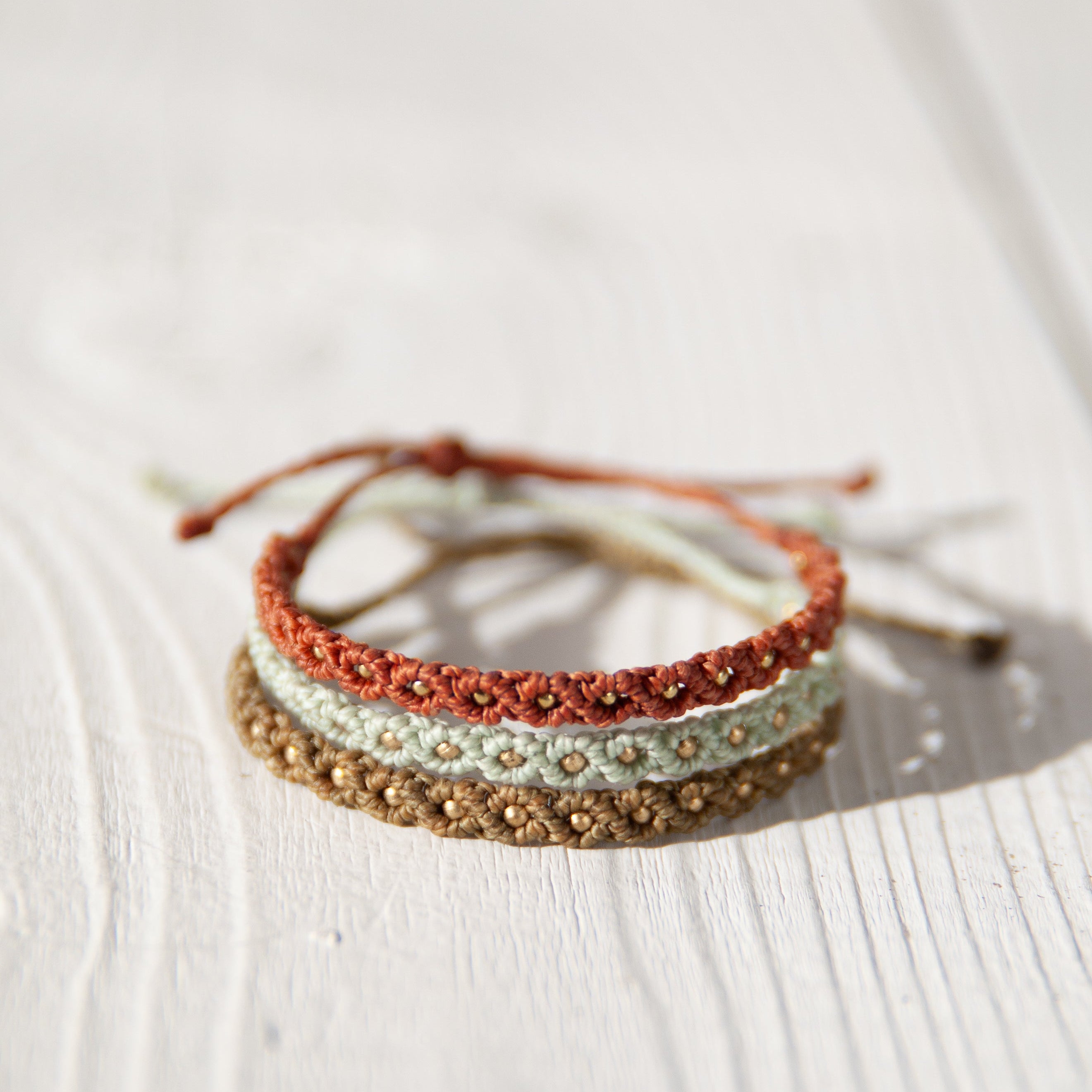 Micro-macrame jewelry making with Emilie Gaudreault – Festival de