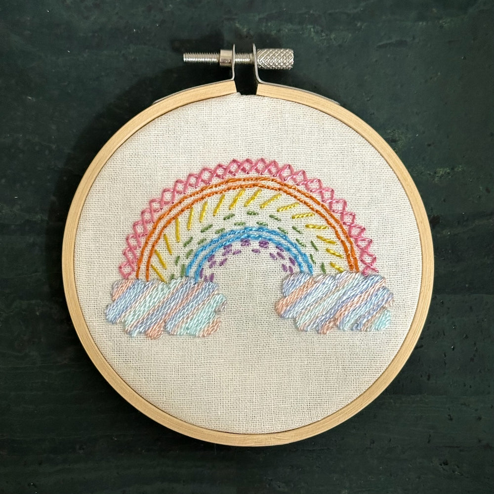 Échantillon de broderie arc-en-ciel: les 5 points de base