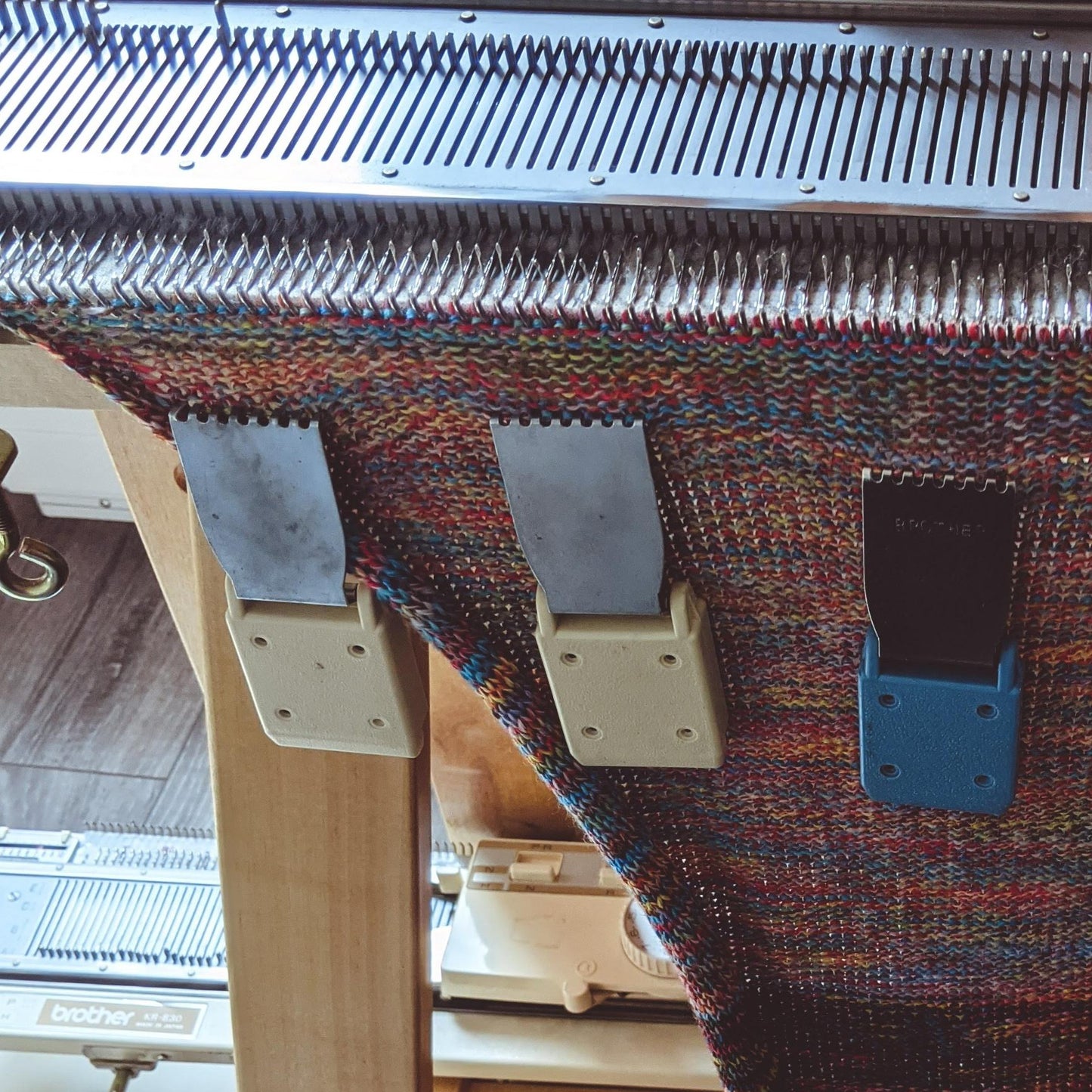 
                  
                    Knitting machine maintenance and first knitted samples
                  
                